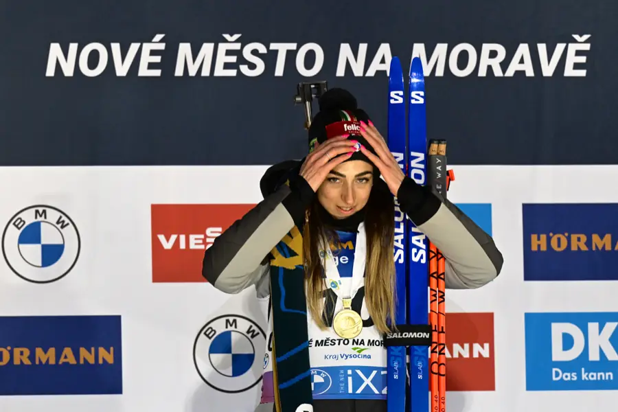 Vítězka na stupních vítězů ve Novém Městě na Moravě, vedle ní lyže Salomon